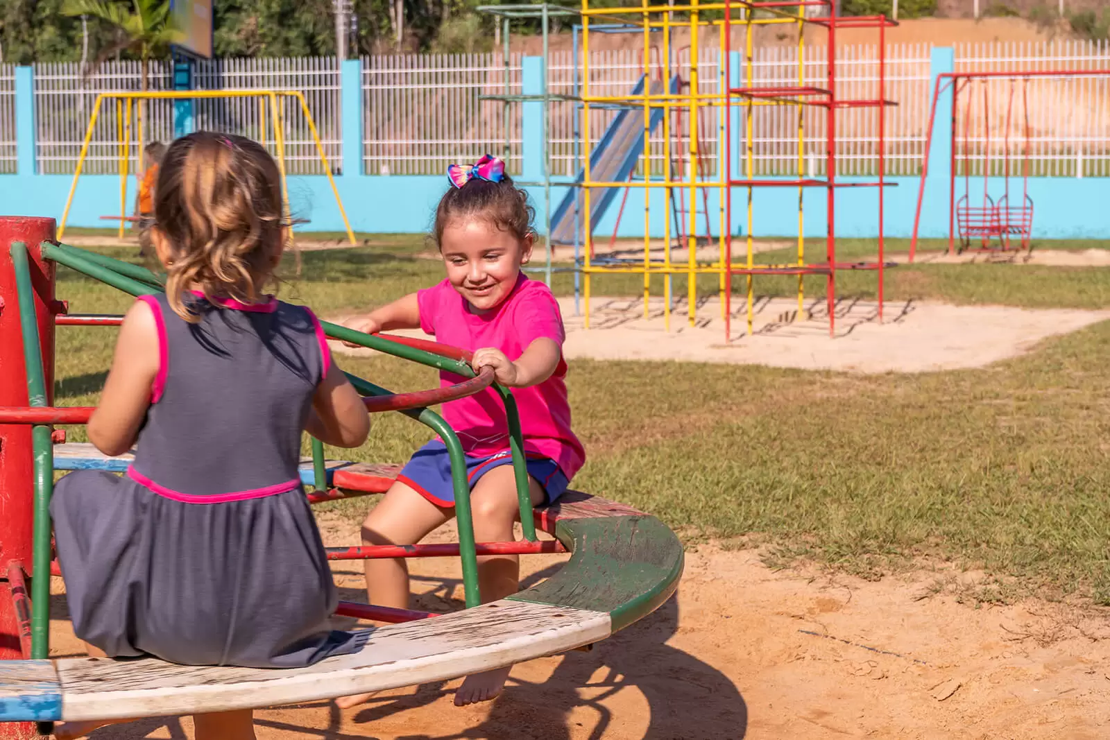 Crianças brincando no parquinho no Infantil Colibri Gaspar SC